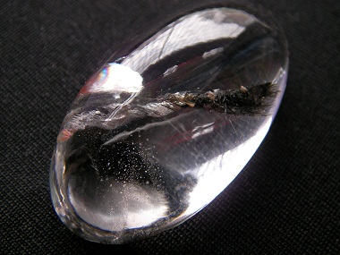 QU0025 แก้วเข้าแก้วเกาะติดแก้วขนเหล็กมัดเกลียวแพรพริ้วกระจายแผ่ปลาย ในเนื้อแก้วพาดกลางเม็ด ขนาดเม็ดแก้ว 21.68x39.97x13.9 mm.นน. 86.28 ct.