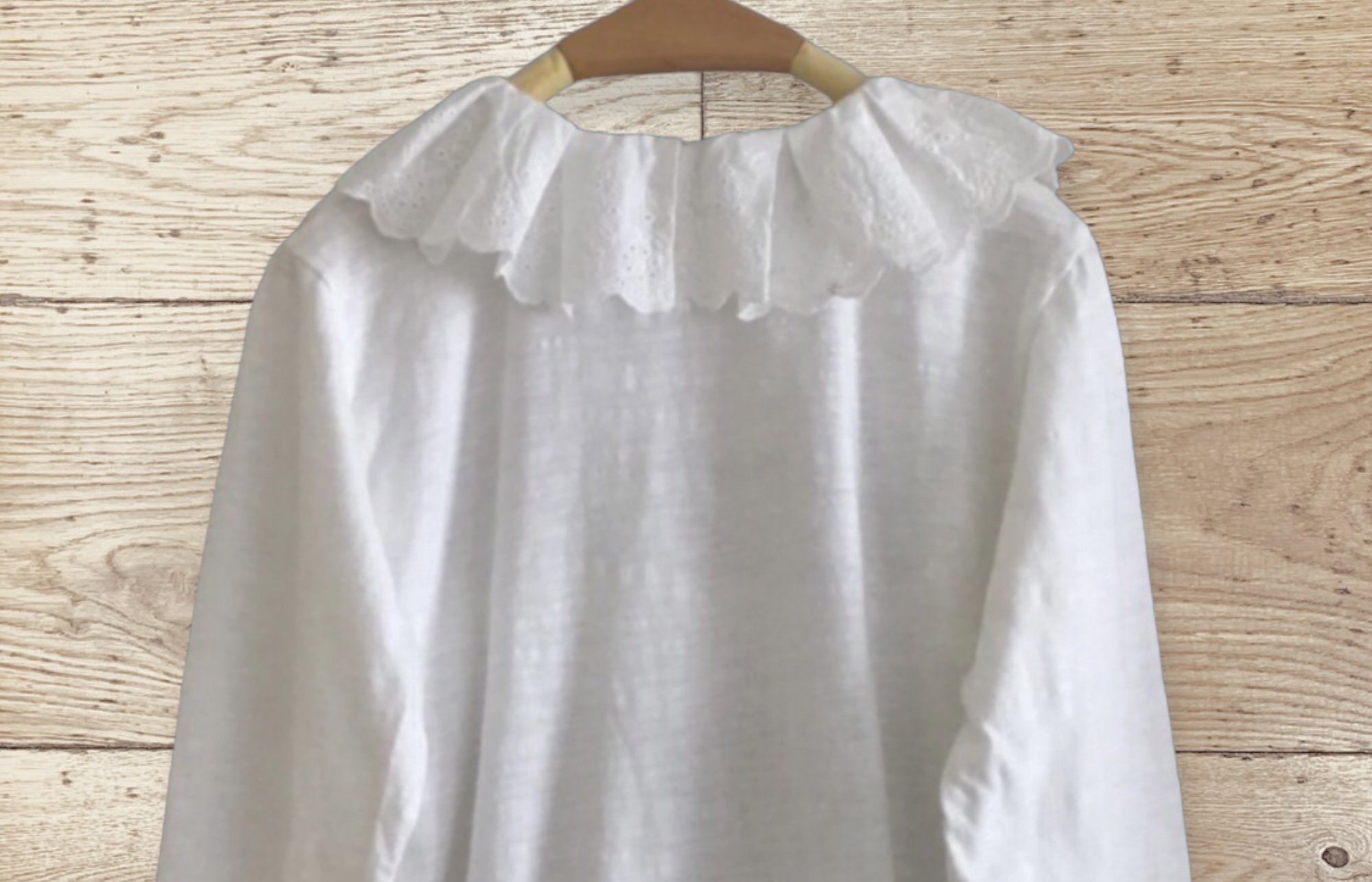 เสื้อยืดแต่งคอระบายผ้าลูกไม้