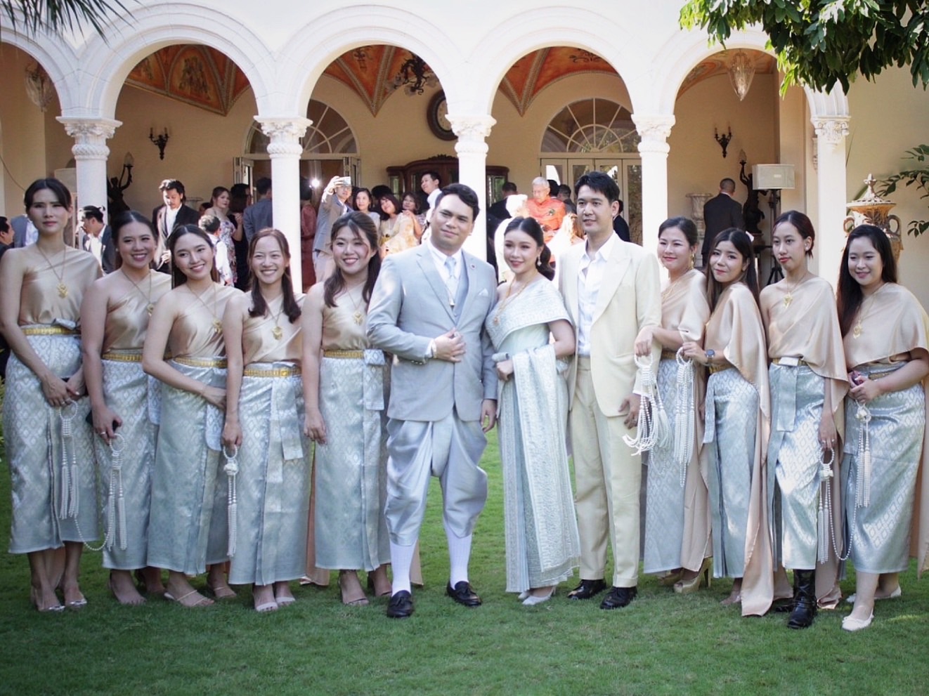 เช่า ชุดไทย ชุดเพื่อนเจ้าสาว ชุดไทยผ้าถุงสีเทาเงิน สไบเรียบ สีน้ำตาลทอง