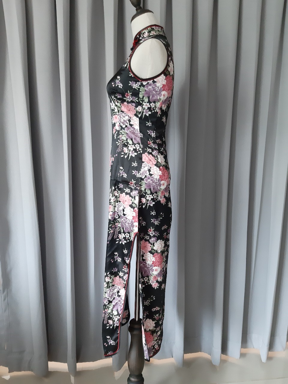 Pre-order กี่เพ้า ผ้าแพร สีดำ พิมพ์ลายดอกไม้ ตัดเย็บอย่างดี