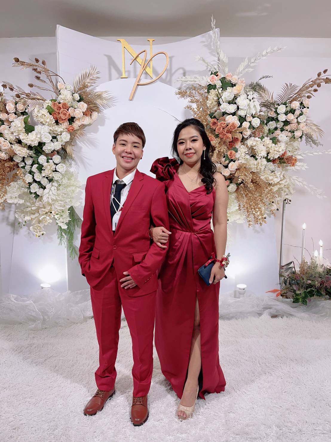 พร้อมเช่า ชุดสูทชาย สีไวน์แดง เข้ารูป พร้อมเสื้อกั๊ก