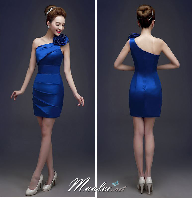 พร้อมเช่า ชุดราตรีสั้น ไหล่เฉียง เข้ารูป ตีเกล็ดช่วงกระโปรง ระบายตรงอก แต่งดอกไม้ที่ไหล่ สีน้ำเงิน