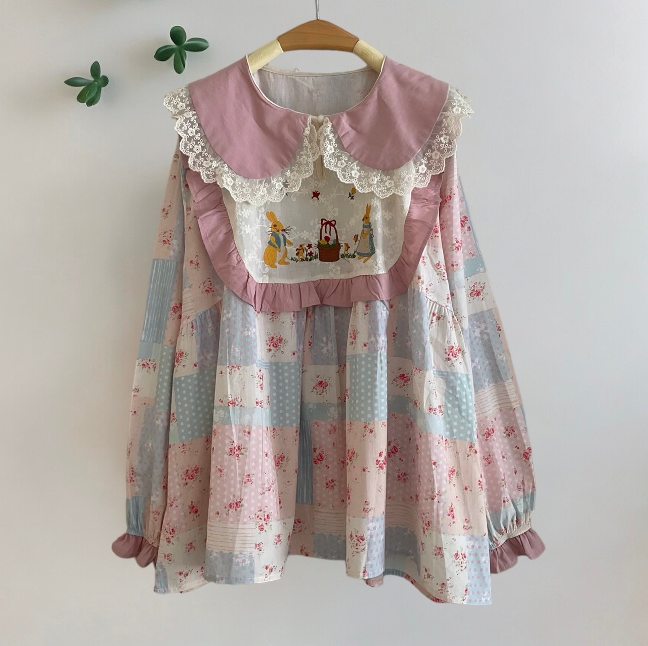 เสื้อคอบัวแต่งผ้าลูกไม้ลายปัก
