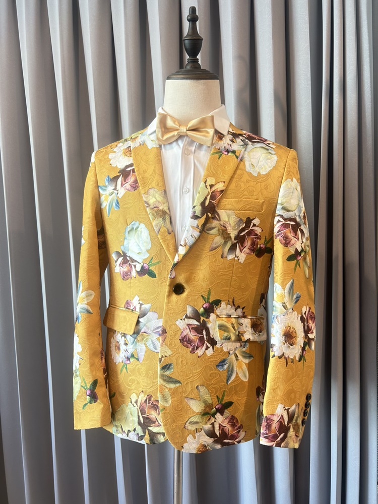 พร้อมเช่า เสื้อสูทชาย สีเหลือง ผ้าแจ๊กการ์ด ลายดอก Amber Yellow Floral Suit