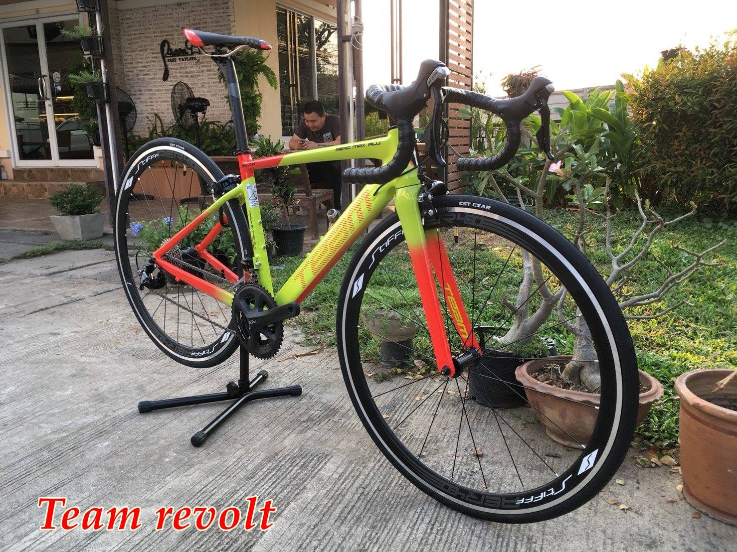 จักรยานเสือหมอบ TEAM REVOLT AERO ALLOY ROAD BIKE, 105 GROUPSET 2018