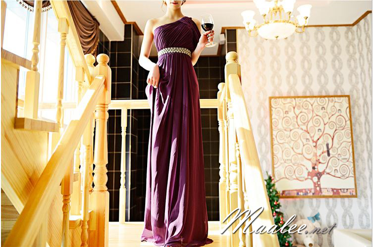 พร้อมเช่า ชุดราตรียาว เกาะอกไหล่เดียว อกจับจีบ เปิดไหล่ซ้ายแบบเปรี้ยว ปักเลื่อมช่วงเอว สีม่วง