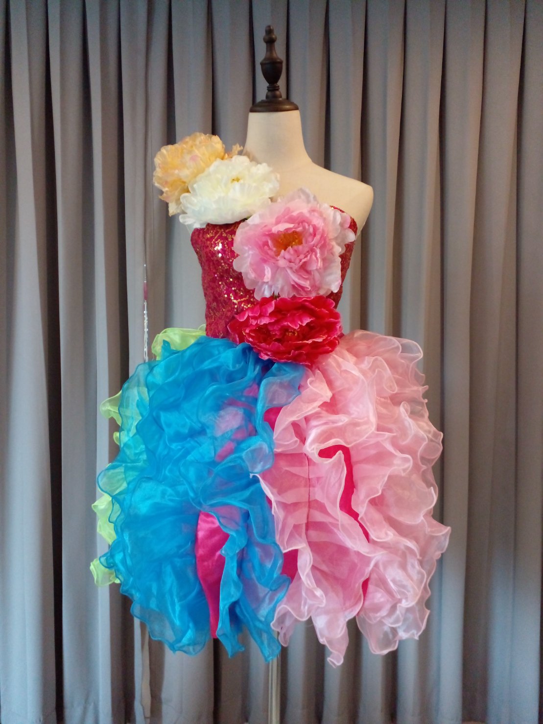 พร้อมเช่า ชุดแฟนซีสั้น ชุดราตรี ไหล่เฉียง สีรุ้ง กระโปรงระบายฟูสวย ฟรุ้งฟริ้ง