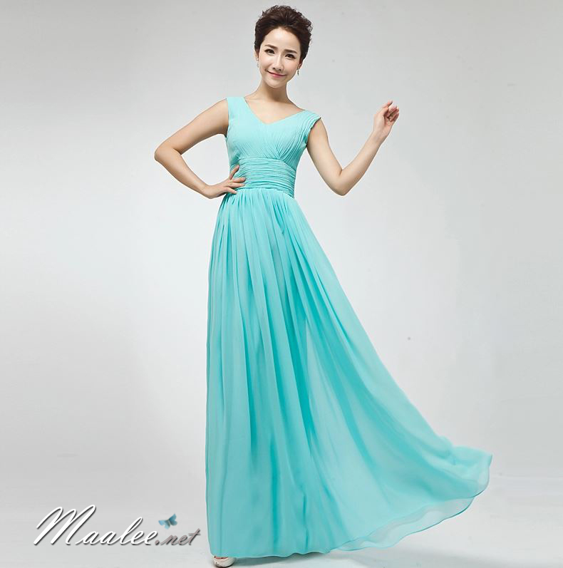 พร้อมเช่า ชุดราตรียาว แขนกุด สีฟ้าอ่อน อกอัดพลีทตลอดจนถึงช่วงเอว (เชือกผูกหลัง)