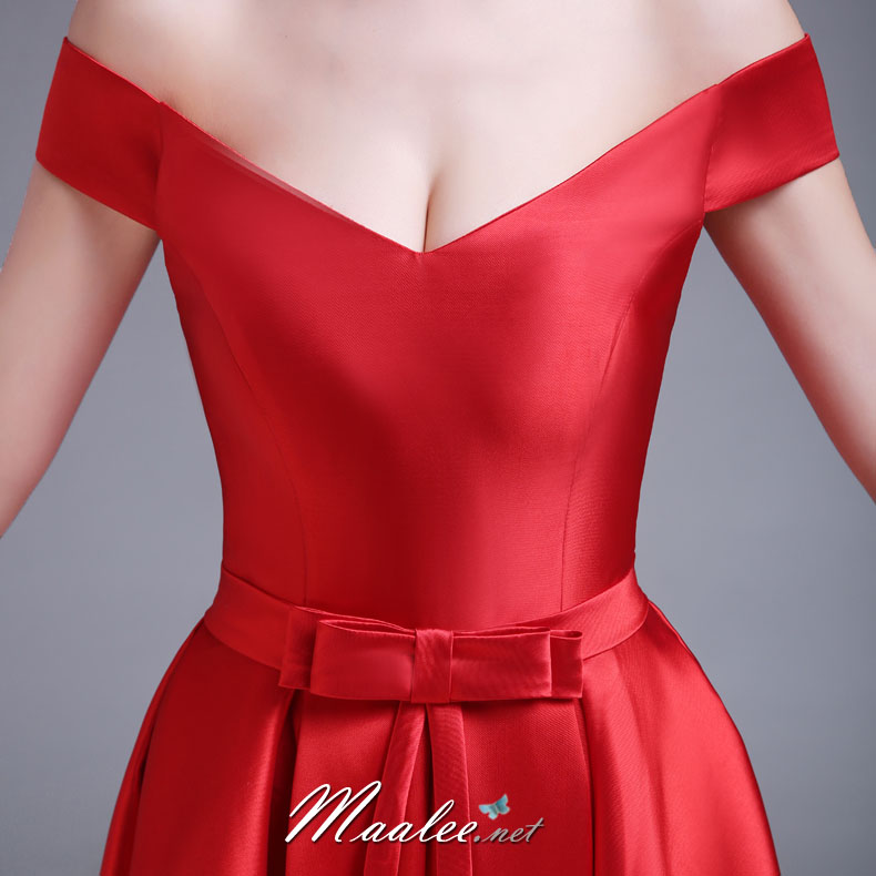 พร้อมเช่า ชุดราตรียาว แบบปาดไหล่ ผ้าไหมดัชเชส แต่งโบว์ช่วงเอว สีแดง (เชือกผูกหลัง)