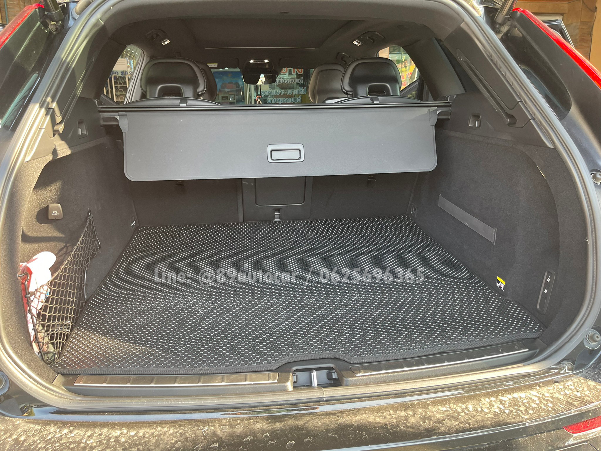 ผ้ายางปูพื้นรถยนต์ Volvo XC60 2019 ปูกระดุมเล็ก PVC สีดำขอบดำ + ท้ายเก็บของ