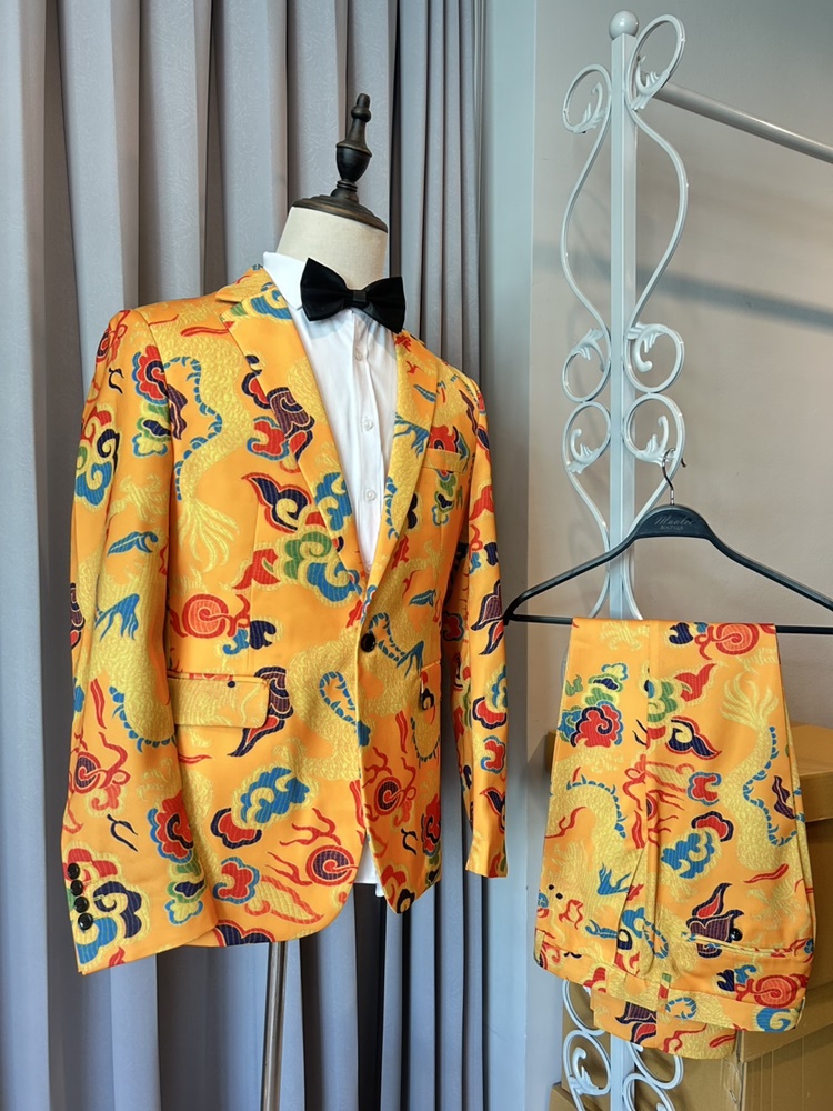 พร้อมเช่า ชุดสูทจีนชาย สีเหลืองทอง พิมพ์ลายกราฟฟิก สไตล์จีน *ไม่มีเสื้อกั๊ก*