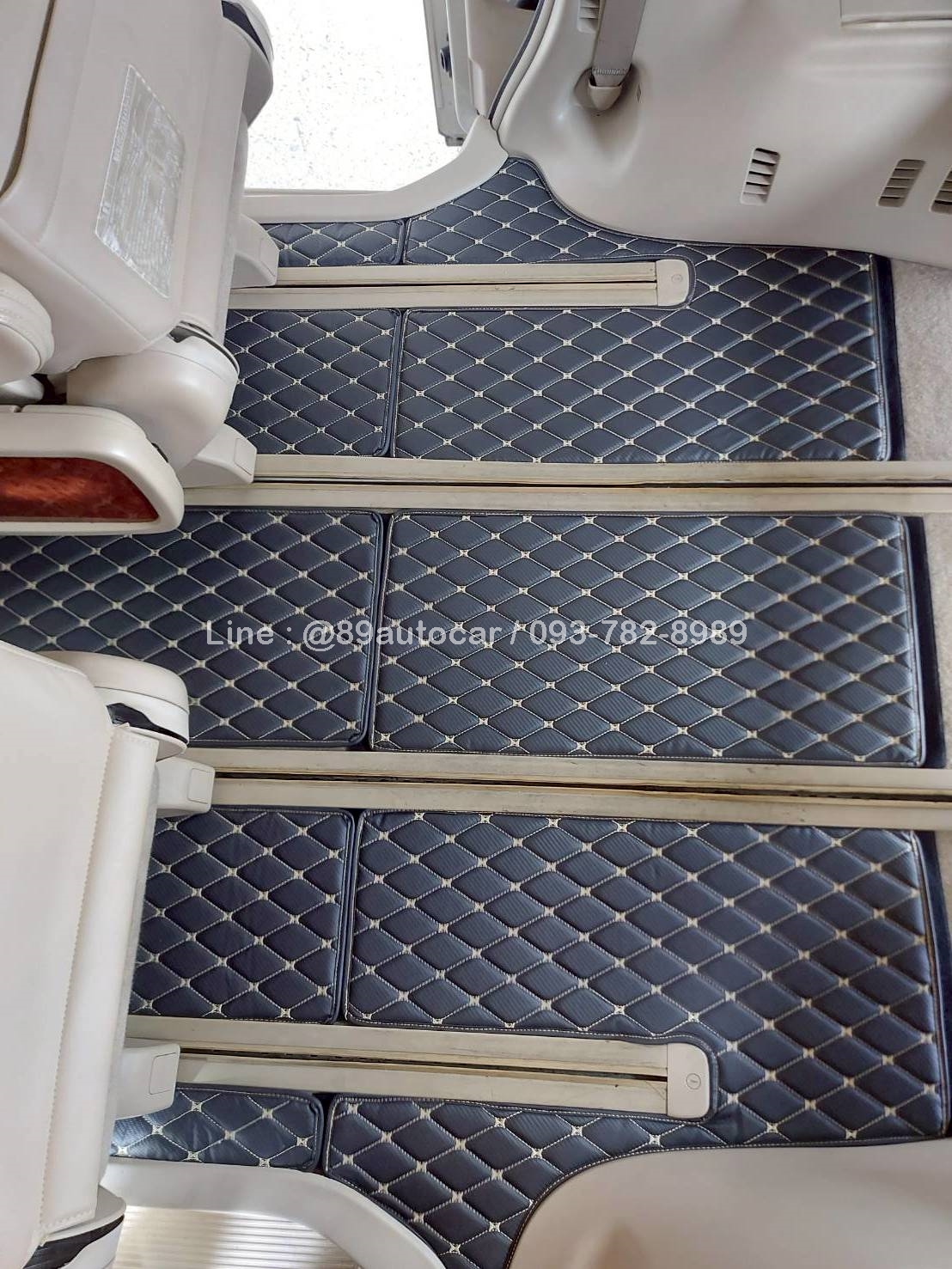 พรมรถตู้ toyota alphard ปี 2003 ปูพรม6D สีดำด้ายทอง ลายเคฟล่า