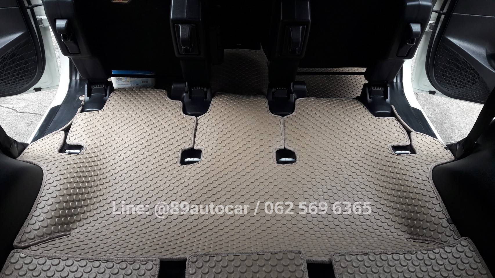 ผ้ายางรองพื้นรถ Toyota Innova Crysta 2019 ปูพรมกระดุมสีครีมขอบครีม เต็มคัน