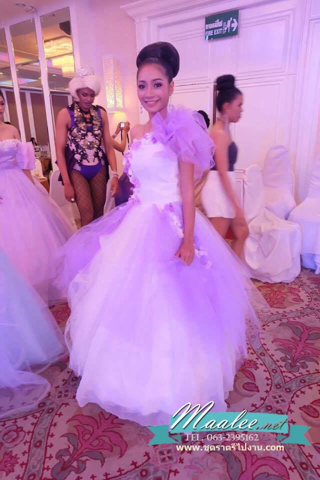 พร้อมเช่า ชุดแฟนซี ชุดราตรียาว สีม่วงขาว เกาะอกไหล่เดียว แต่งดอกไม้สามมิติ แต่งระบายที่ไหล่ กระโปรงพองสวย