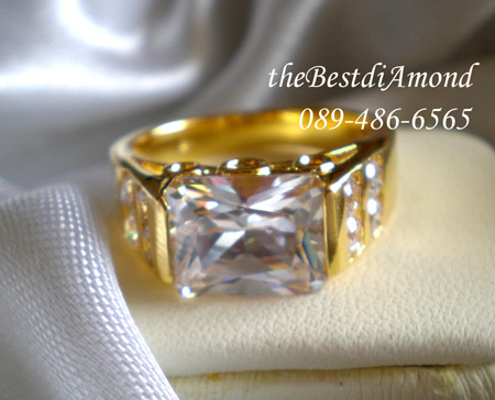 BR809+++แหวนชายแบบEmerald cut +++สุดหรูหรากับเหลี่ยมemerald cut พร้อมดีไซน์สุดเก๋ วางแนวนอน เพิ่มความโดดเด่นด้วยการยกสูงขึ้น พร้อมบ่าข้างประดับเพชร