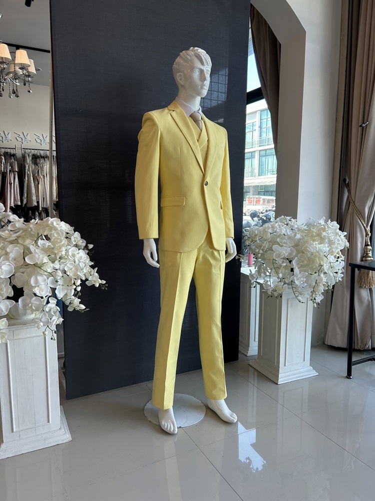 พร้อมเช่า ชุดสูทชาย สีเหลืองพาสเทล 1 กระดุม (พร้อมเสื้อกั๊ก) ผ้า Cotton twill 100% ทอลายในตัว
