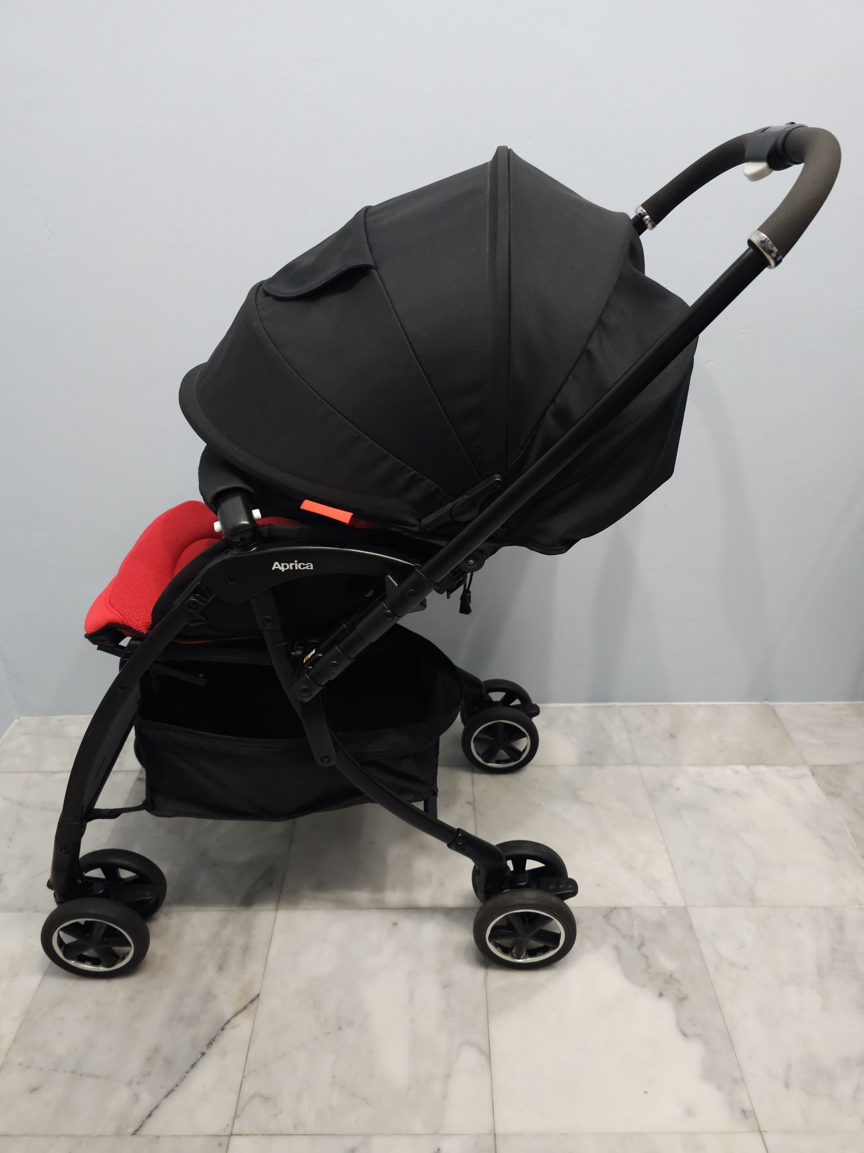 Aprica Luxuna Comfort สีแดง-ดำ