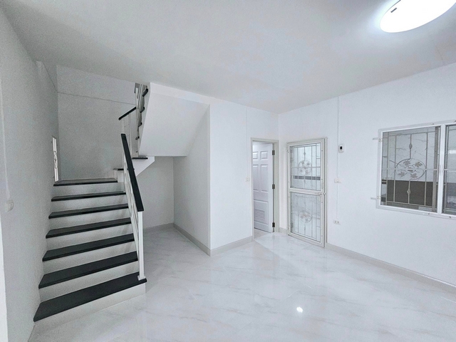 ขายทาวน์เฮ้าส์ 2 ชั้น หมู่่บ้านพฤกษา67 แบบ 3 ห้องนอน 2 ห้องน้ำ ใกล้รถไฟฟ้าคูคต รีโนเวทใหม่พร้อมอยู่ โอนฟรีทุกค่าใช้จ่าย