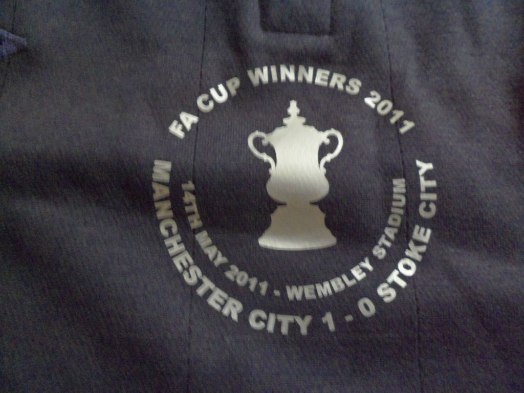 เสื้อฟุตบอล ทีมสโมสรแมนเชสเตอร์ ซิตี้ ชุดพิเศษ FA Cup Winners 2011 Tonal Special Edition ใหม่ M (40)-Size / MANCHESTER CITY Football Shirt Special Kit FA Cup Winners 2011 Tonal Special Edition Jersey NEW M (40)-Size