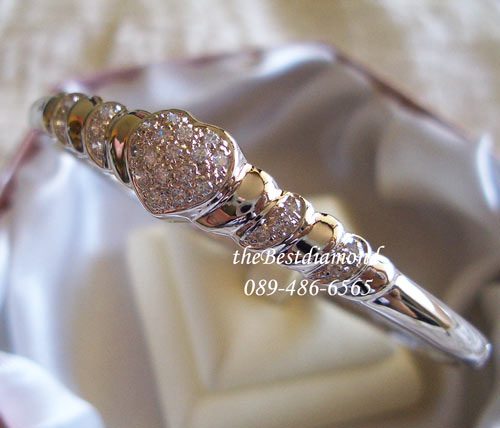 สินค้าหมด==BL010RD+กำไลเพชร เกลียวหัวใจ++กำไลน่ารักๆๆ ตรงก้านกำไลทำเป็นลายเกรียวๆ ฝังเพชรสลับทอง ตรงกลางเป็นหัวใจนูน งานน่ารักๆๆ ใส่ติดข้อมือได้เลย