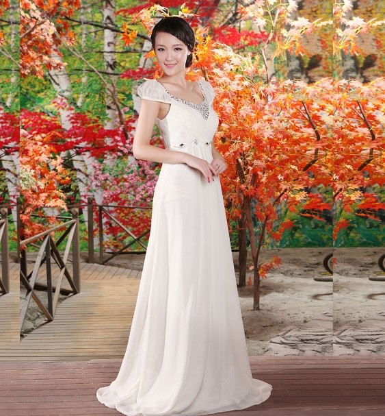 พร้อมส่ง ชุดราตรียาว สีขาว มีแขน แบบเปรี้ยวอมหวาน ปักเลื่อมช่วงคอ หลังผ่าตัววี