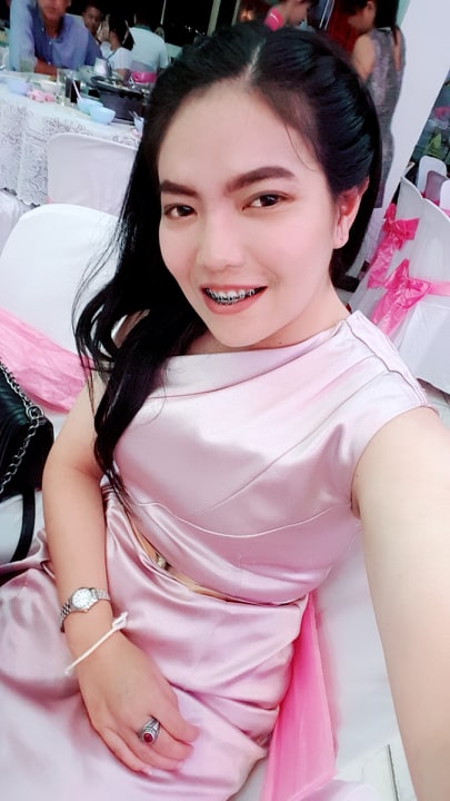 พร้อมเช่า ชุดเดรส เดรสไหล่เดียว ผ้าดัชเชส แพทเทิร์นเนียบ แต่งระบายสะโพก สีชมพูอมม่วง