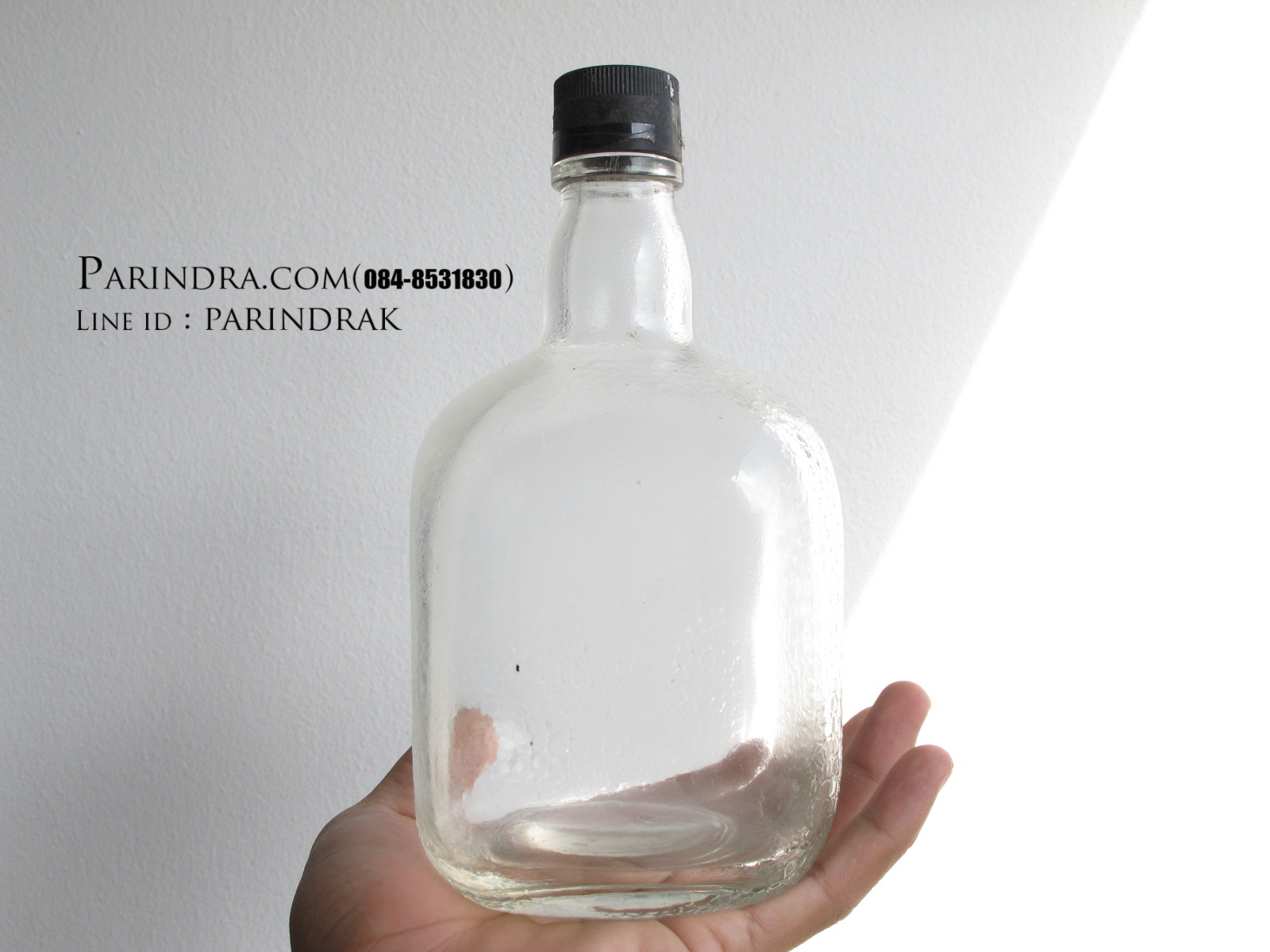 ขวดแก้วใส่สี่เหลี่ยมลายงู