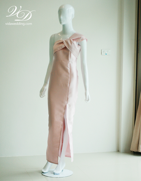 พร้อมเช่า ชุดเดรส เดรสไหล่เดียว เนื้อไหม ไหล่จับเดรป ผ่าหน้าขา สีชมพู