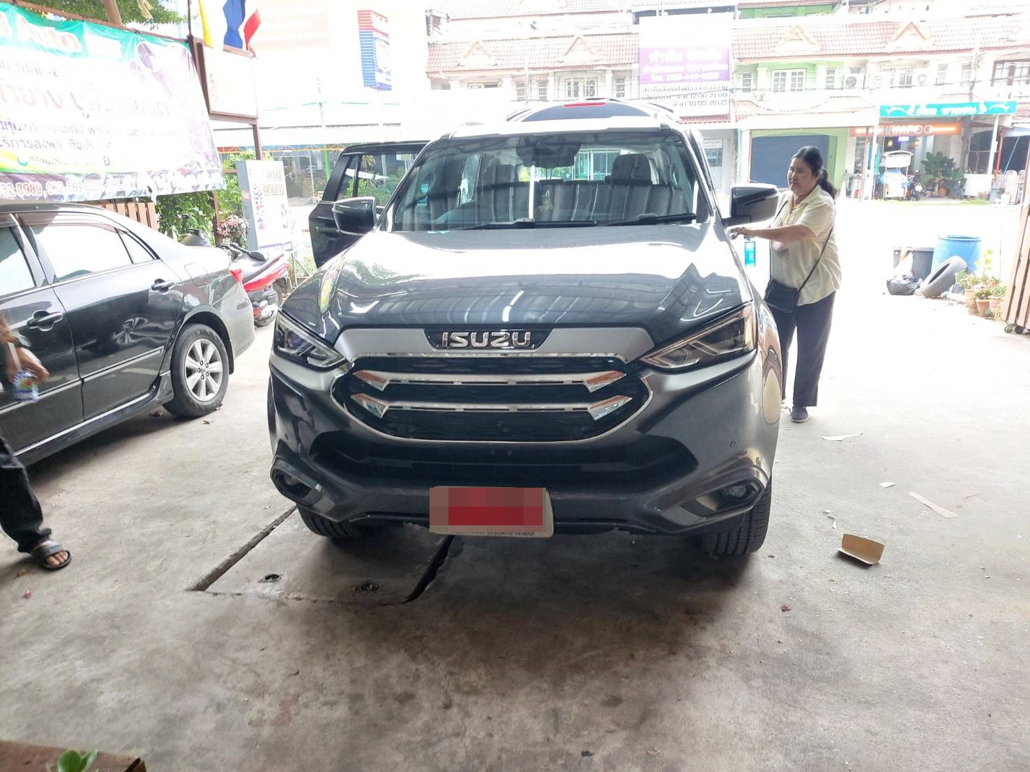 พรมกระดุมปูพื้นรถ Isuzu Mu-X 2022 เข้ารูป เต็มคัน