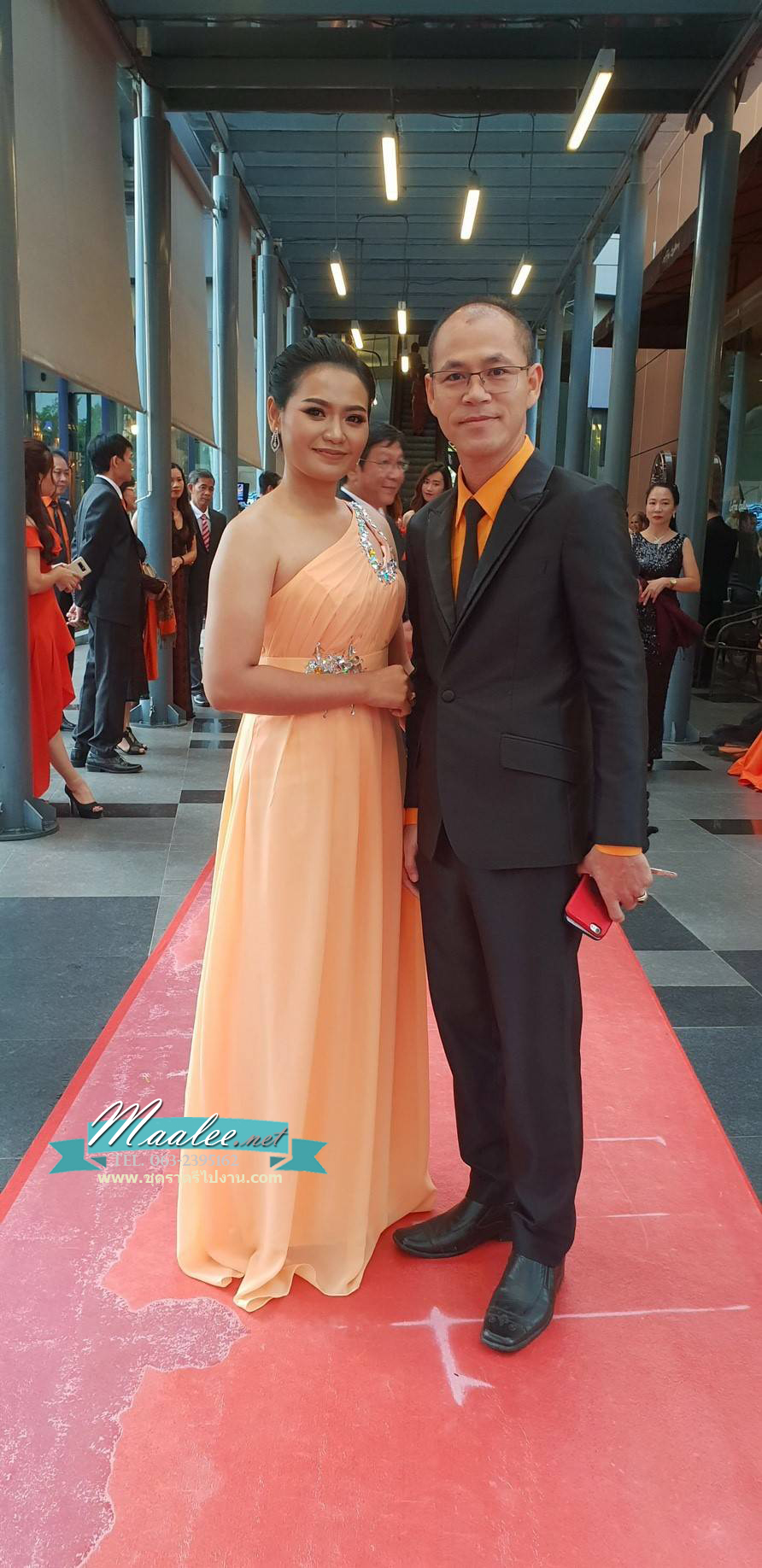 พร้อมเช่า ชุดราตรียาว ไหล่เดียว สีส้ม ผ้าชีฟอง แต่งเลื่อม+มุก ช่วงเนินอกและเอว