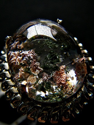 QU0037 แก้วปวกวรรณสาม(ปวกลอย เป็นแก้วหายาก)ประกอบพร้อมสามวรรณะ คือปวกทอง ปวกเขียวและปวกแดง(ปวกครั่ง)ขนาดแก้ว15.65x19.43x9.77มม. น้ำหนัก20.49ct.แหวน53