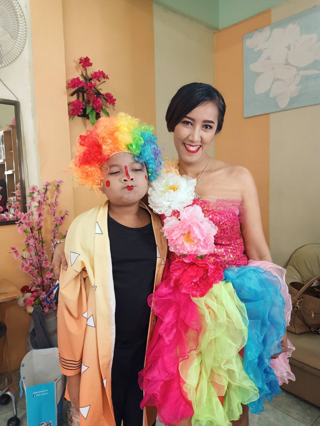 พร้อมเช่า ชุดแฟนซีสั้น ชุดราตรี ไหล่เฉียง สีรุ้ง กระโปรงระบายฟูสวย ฟรุ้งฟริ้ง