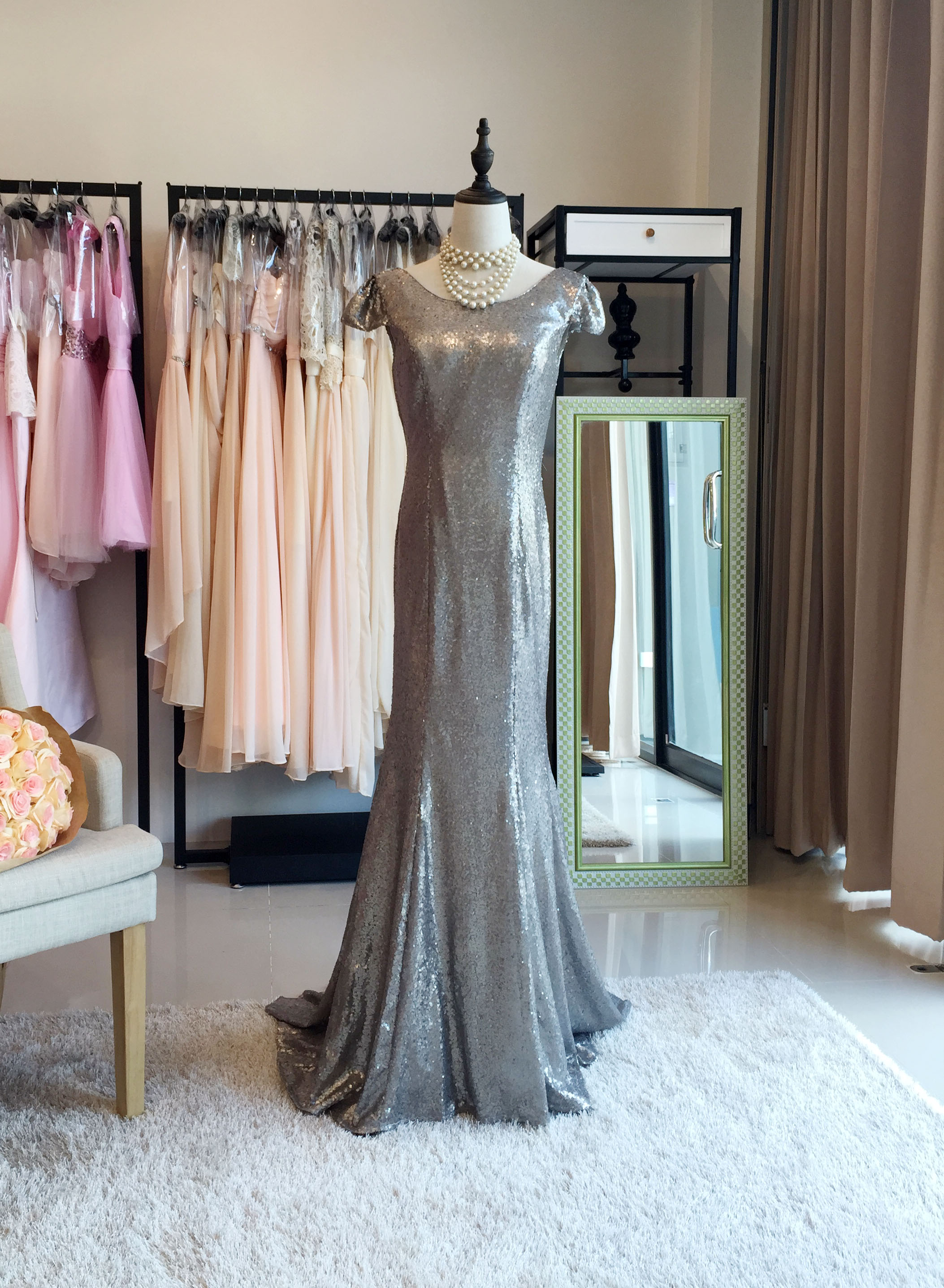 พร้อมส่ง ชุดราตรียาว แบบแขนสั้น ผ้าหลัง สีเทา เนื้อผ้าแต่งเลื่อมทั้งตัว ทรงหางปลา