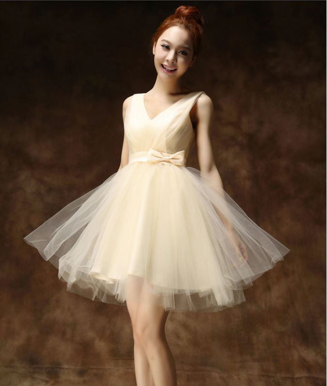 พร้อมส่ง ชุดราตรีสั้น แขนกุด สีครีม คอวี จับจีบผ้าโปร่งสวย แต่งโบว์ที่เอว