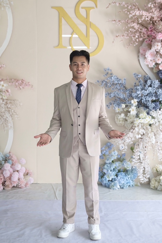 พร้อมเช่า ชุดสูทชาย สีเบจ คลาสสิก รุ่นกระดุมเดียว (พร้อมเสื้อกั๊ก)