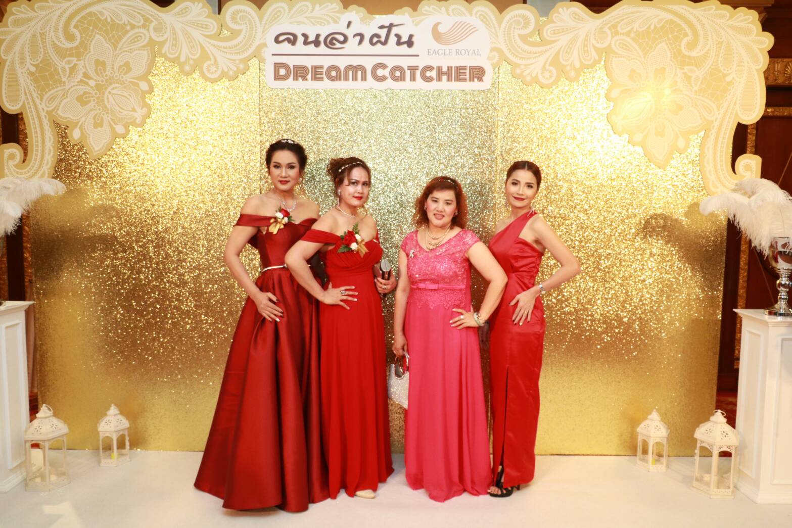 พร้อมเช่า ชุดเดรสเข้ารูป ผ่าหน้าขา ผ้า silk polyester คัตติ้งเฉียบ สีแดง