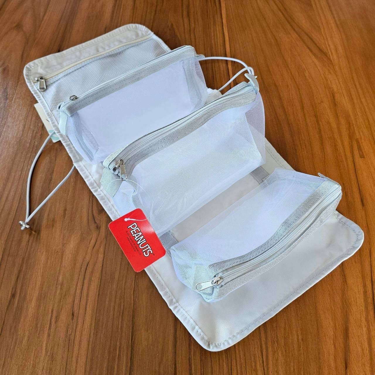 กระเป๋าเครื่องสำอางจากร้านขายของ Sanrio และ Disney