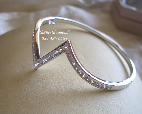 BL012RD++กำไลมงกุฎ++กำไลน่ารักๆๆ ดูเป็นรูปมงกุฎ หรือ รูปหยัก แบบ Modern ก็ได้ค่ะ งานทันสมัย โฉบเฉี่ยว ออกเปรี้ยวทันสมัยนิดๆค่ะ ข้อมืออวบๆก็ใส่ได้นะคะ