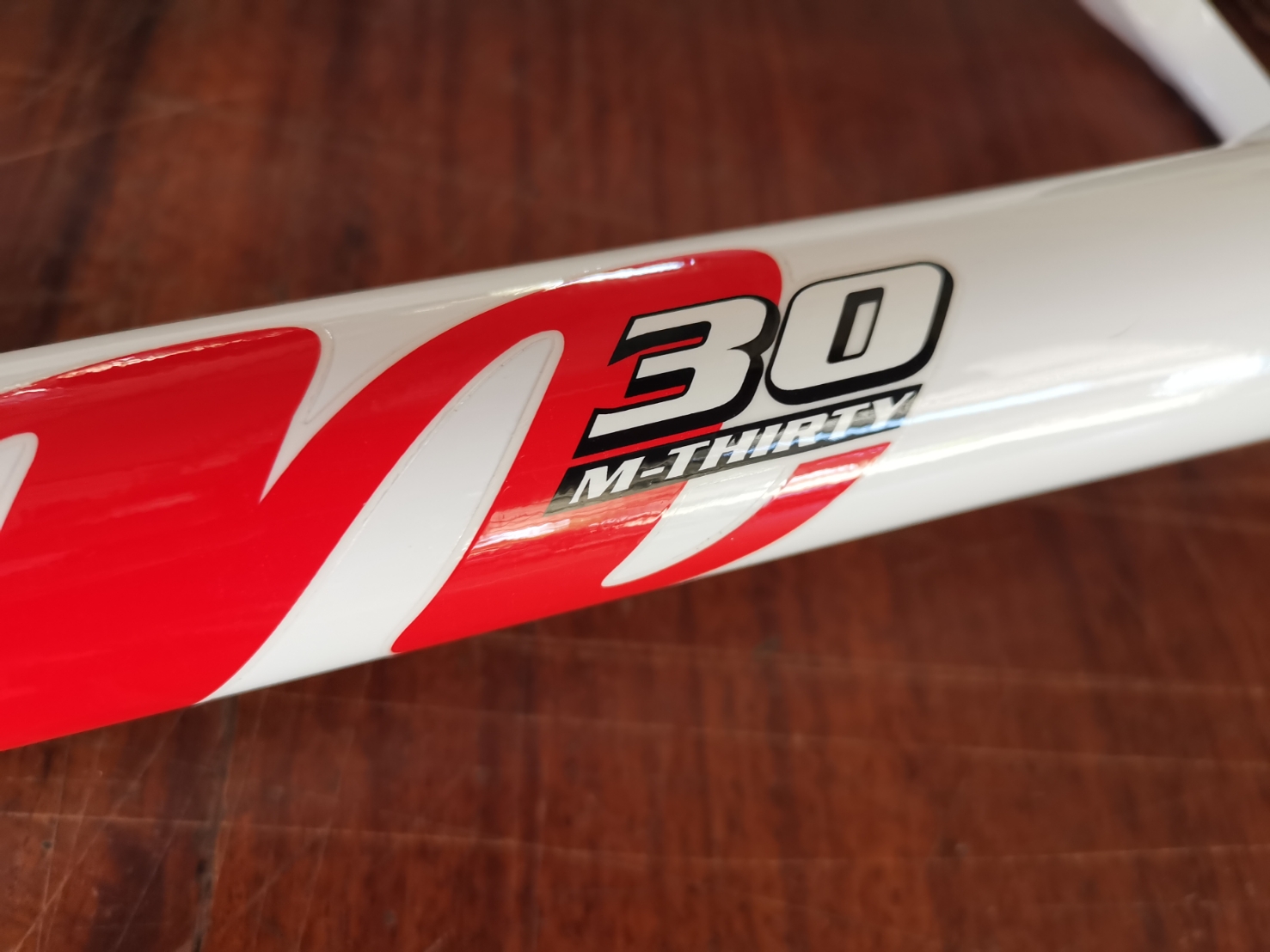 โช๊คหน้า โช๊คลม Manitou M30 แกน 9, 27.5" Air Forks มีสีขาวและสีดำ คอเทเปอร์