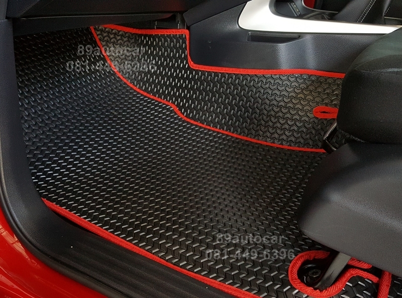 ยางปูพื้นรถยนต์เข้ารูป Nissan Navara 4 ประตู ธนูสีดำขอบแดง