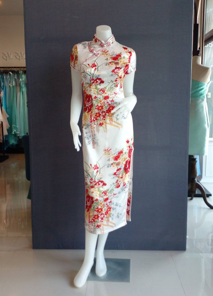 พร้อมเช่า กี่เพ้า สีขาว แขนสั้น ลายดอกไม้ ผ่าข้าง ตัดเย็บอย่างดี