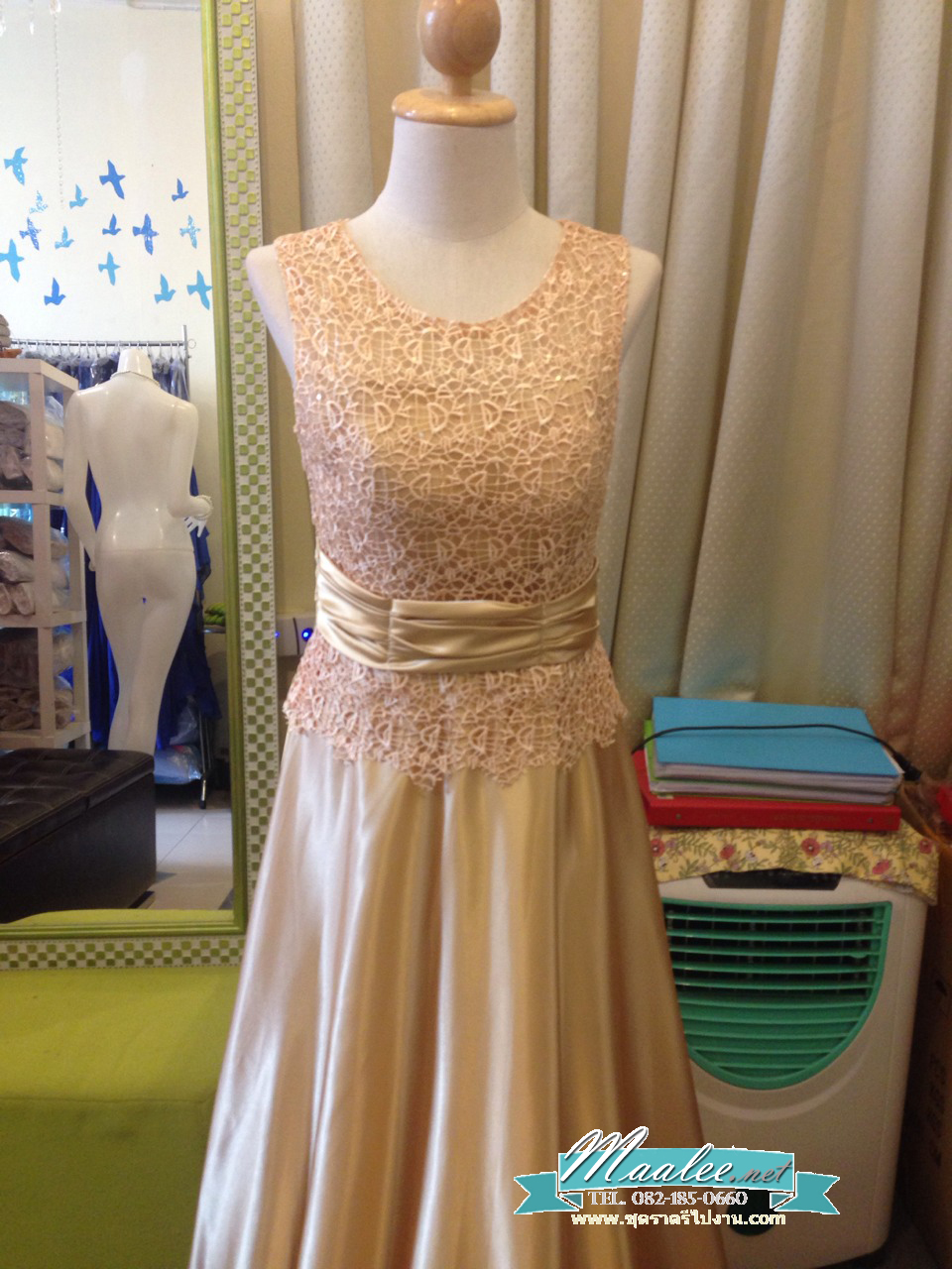 พร้อมเช่า ชุดราตรียาว แขนยาว แต่งลูกไม้ฉลุ ผาคาดเอวซาติน สีทอง สวยเรียบหรู
