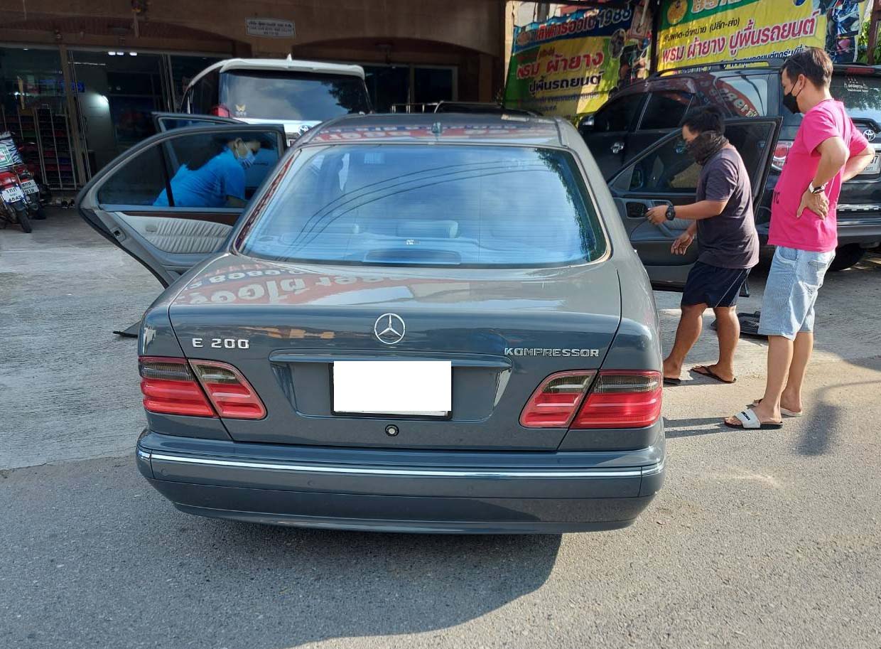 พรมปูพื้นรถยนต์ Benz E200 W210 ปูพรม7D สีกาแฟ เสริมพรมดักฝุ่นสีครีม เข้ารูป