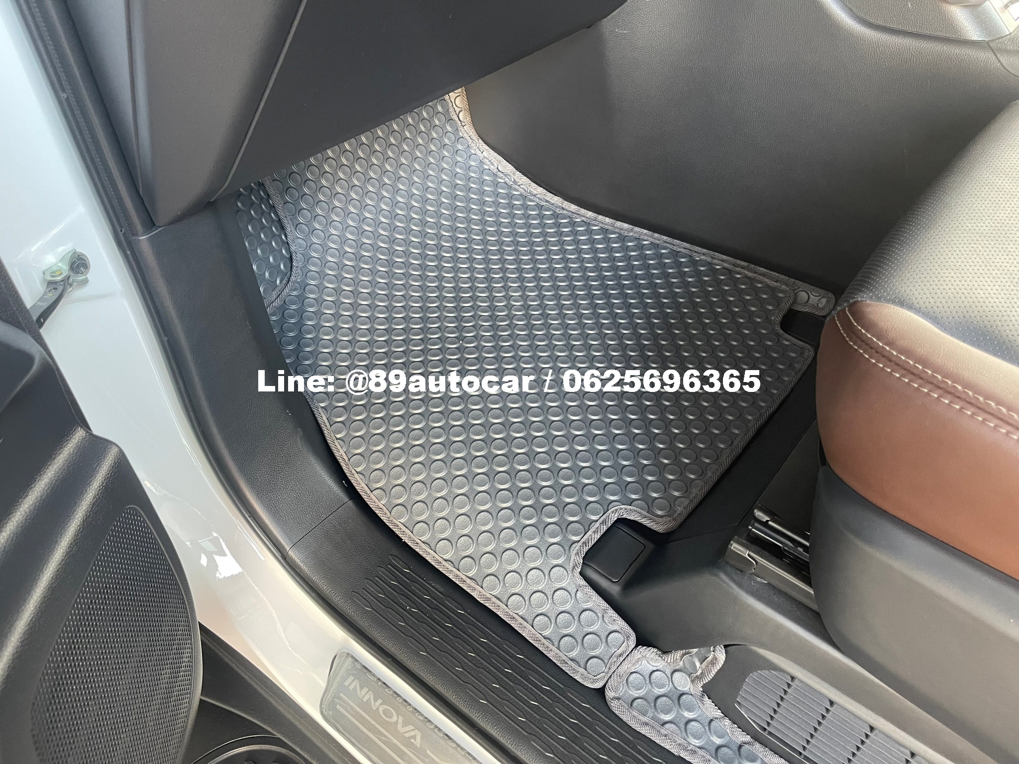 ผ้ายางปูพื้นรถยนต์ Toyota Innova Zenix ปี 2024 ปูพรมกระดุมสีเทาขอบเทา