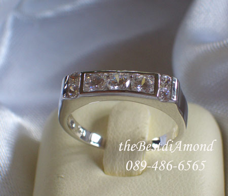 BR039RD+++แหวนแถวมีเพชรข้าง+++ ใช้เพชรกลมฝังแบบหนีบ หรูหราพอสมควร หน้าตัดตรง สวยๆเรียบๆ สำหรับคนที่ไม่ชอบฝังแบบหนามเตย งานเรียบร้อยเพชรเหมือนจริงมาก