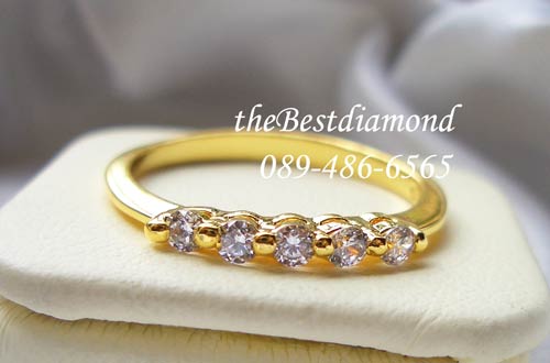 BR960+++แหวนแถวเพชร 5เม็ด+++กี่ปีๆ ก็ยังนิยมกันอยู่ ตัวเรือนดีไซน์แบบบางนิดๆ ใส่แล้ว Intrend ไม่เชย ใส่สวยทุกนิ้ว เพชรเล็กๆน่ารักฝังแบบหนามเตย 2 จุด