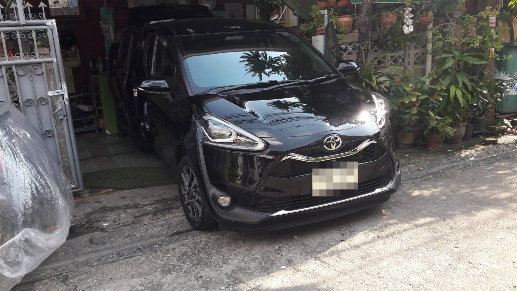 โรงงานผลิตพรมรถยนต์ Toyota Sienta 2021 ปูพรมหกดี สีดำด้ายแดง + พรมดักฝุ่นสีดำ เข้ารูป