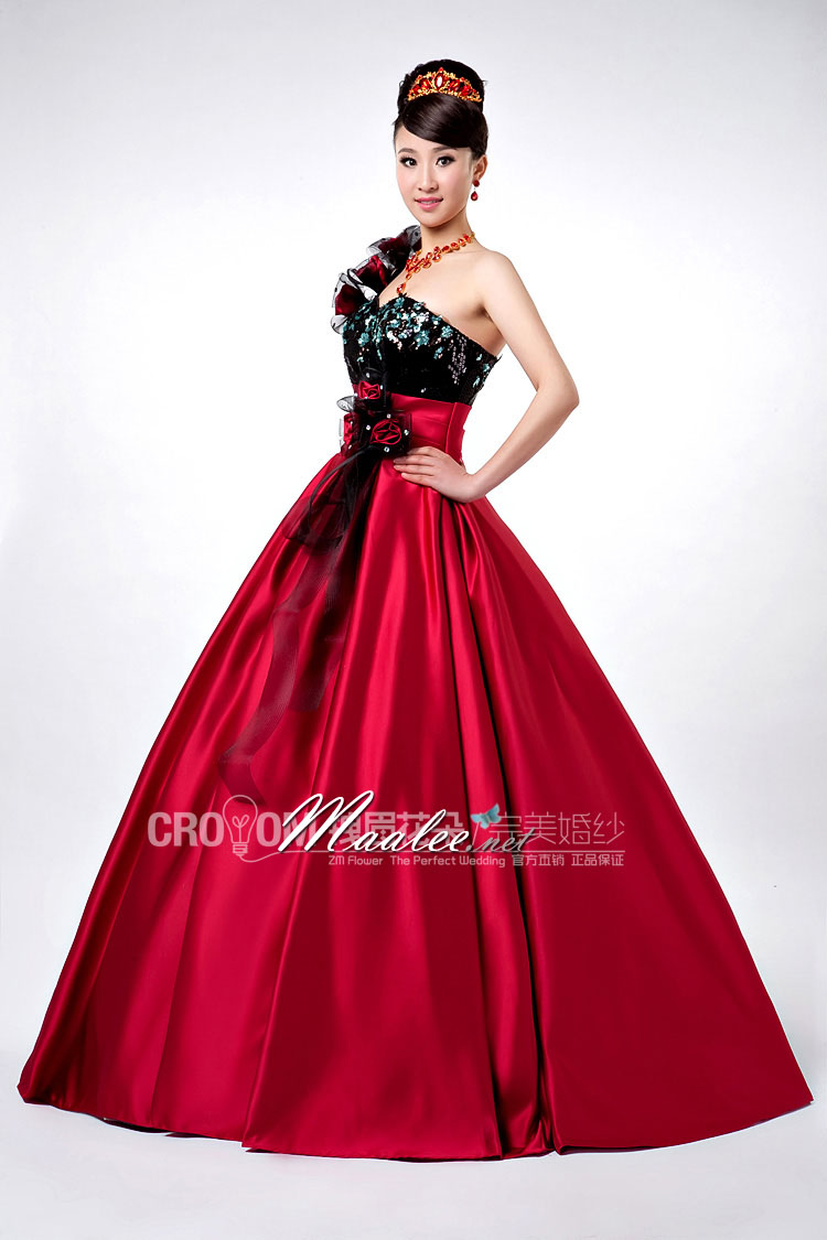 พร้อมเช่า ชุดแฟนซี ชุดราตรียาว แบบไหล่เฉียง สีแดง-ดำ แต่งดอกปักเลื่อมหรู ชุดจริงสวยเหมือนแบบ (เชือกผูกหลัง)