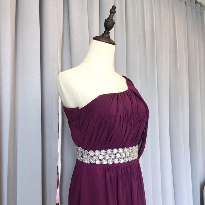 พร้อมเช่า ชุดราตรียาว เกาะอกไหล่เดียว อกจับจีบ เปิดไหล่ซ้ายแบบเปรี้ยว ปักเลื่อมช่วงเอว สีม่วง