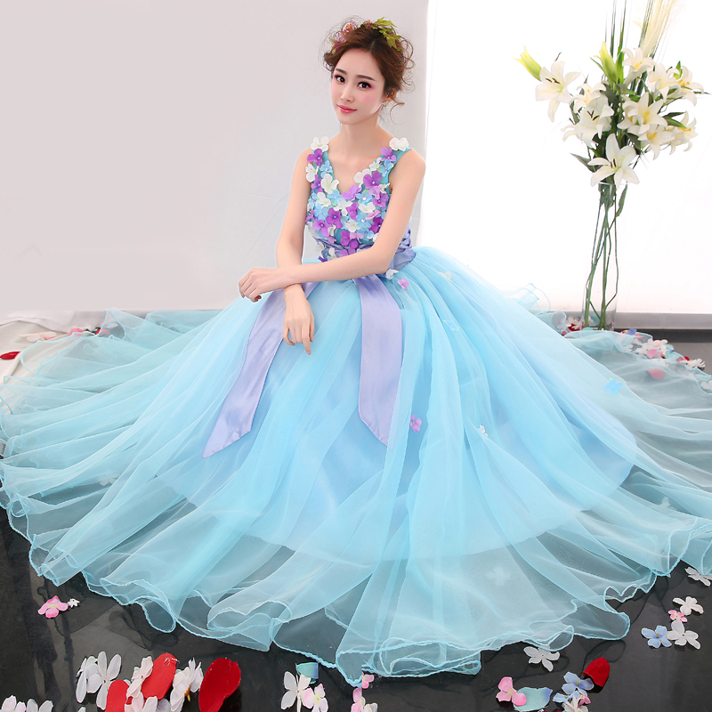 พร้อมเช่า ชุดแฟนซียาว แบบแขนกุด กระโปรงผ้าแก้ว ช่วงบนเป็นผ้าตาข่าย แซมด้วยดอกและผูกโบว์ช่วงเอว สวยมาก สีฟ้า (เชือกผูกหลัง)